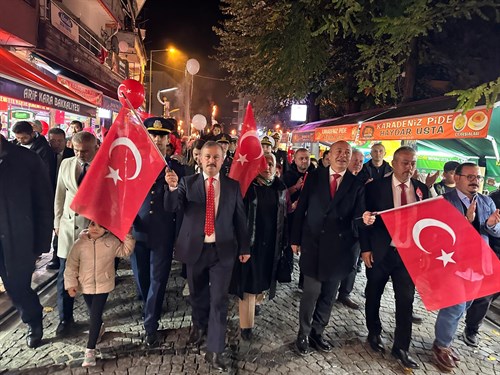 Cumhuriyetimizin 101. Yıl Çoşkusu Fener Alayı Yürüyüşüyle Devam Etti